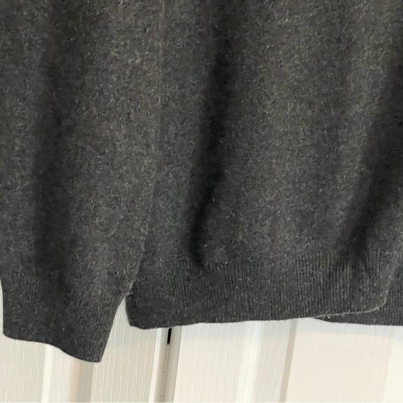 Cozy, comfortable, designer V-neck sweater, size XL. - Picture 2 of 7